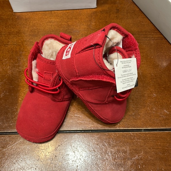 Beautiful UGG red shoes for little boys - Picture 3 of 12